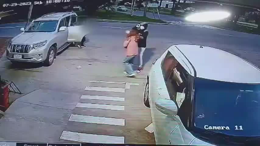 Niños se refugiaron en local comercial durante asalto