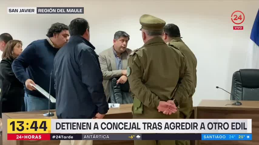 VIDEO: concejal UDI propina puñetazo a su par RD tras concejo municipal en San Javier