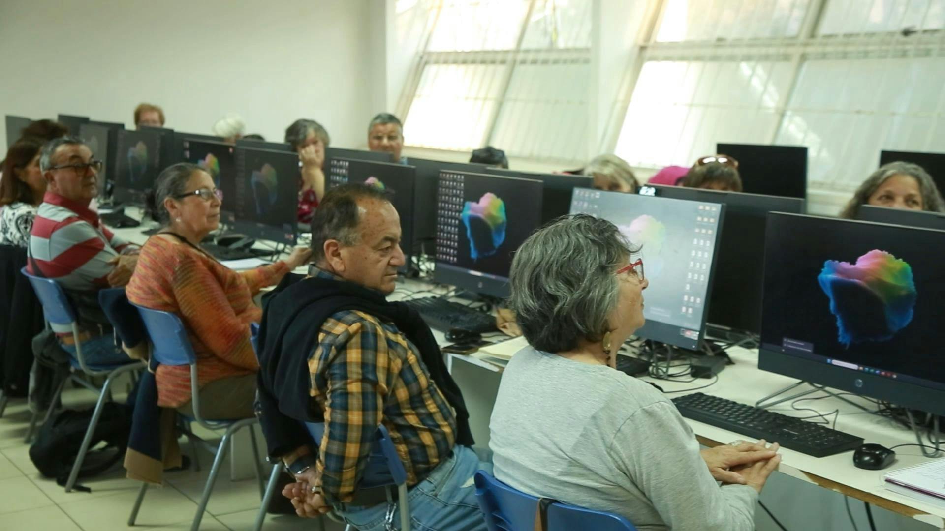 Adultos mayores limachinos se capacitan en el uso de tecnologías informáticas