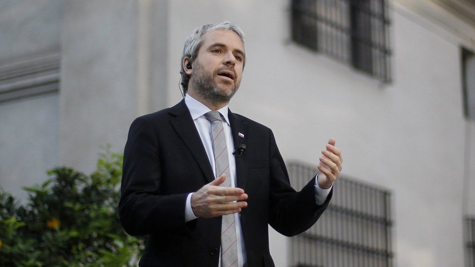 Blumel presenta su libro 'La vuelta larga': El sistema democrático estuvo muy cerca de colapsar