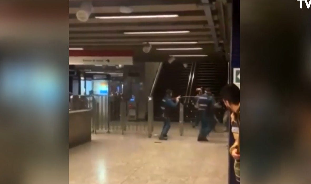 Turba de delincuentes golpea a guardias de estación de Metro Universidad de Chile