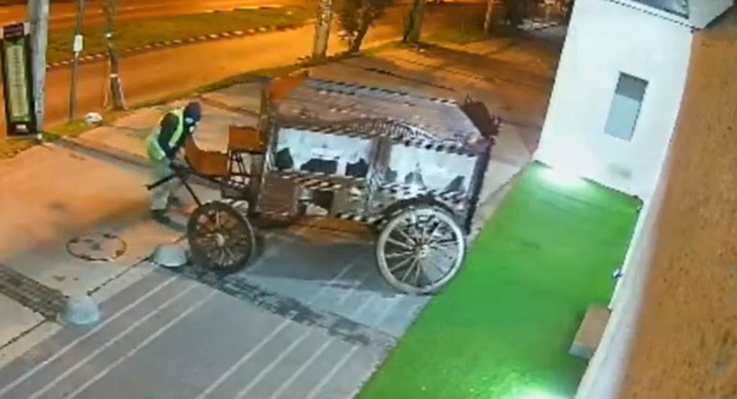 ¡Dejen algo! Insólito robo de carroza fúnebre en Maipú
