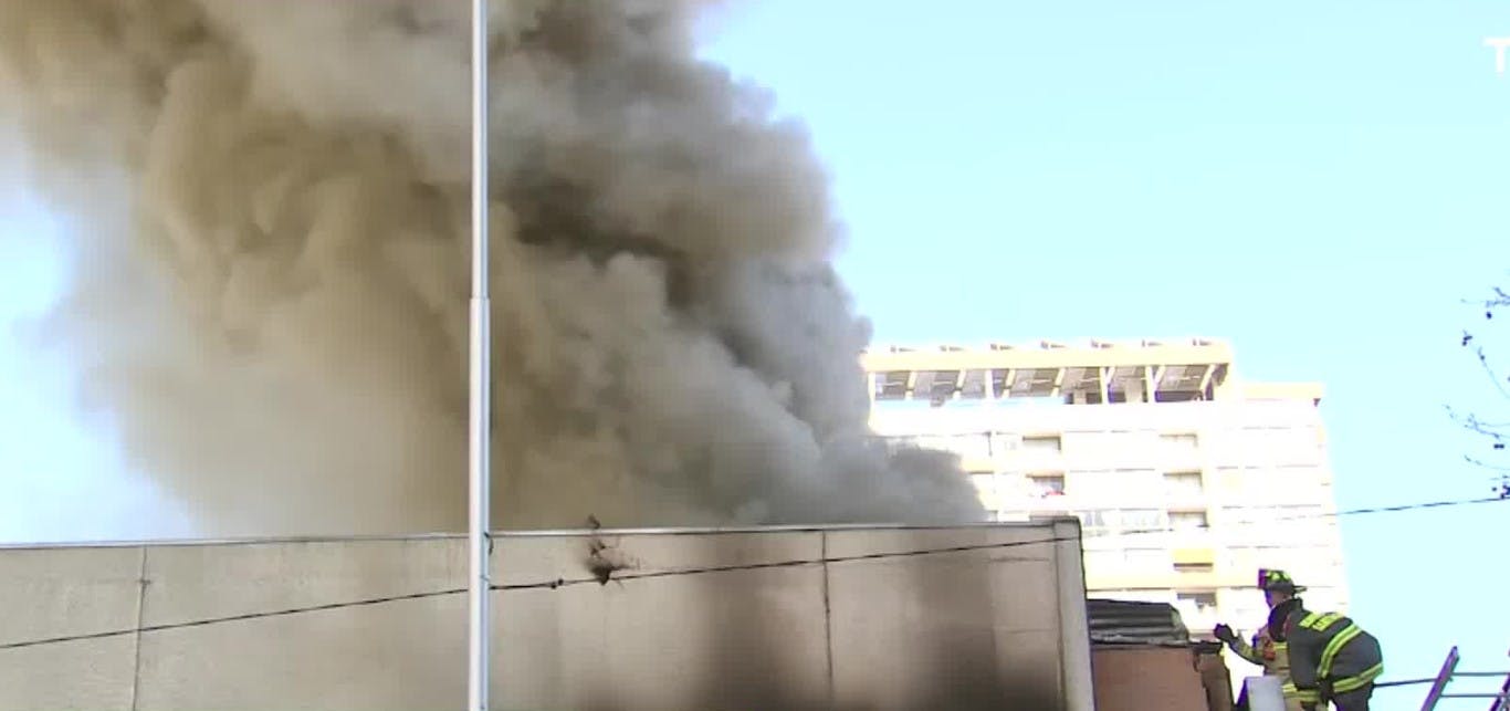 Gran incendio en Santiago Centro: Humo es visible desde distintos puntos de la ciudad