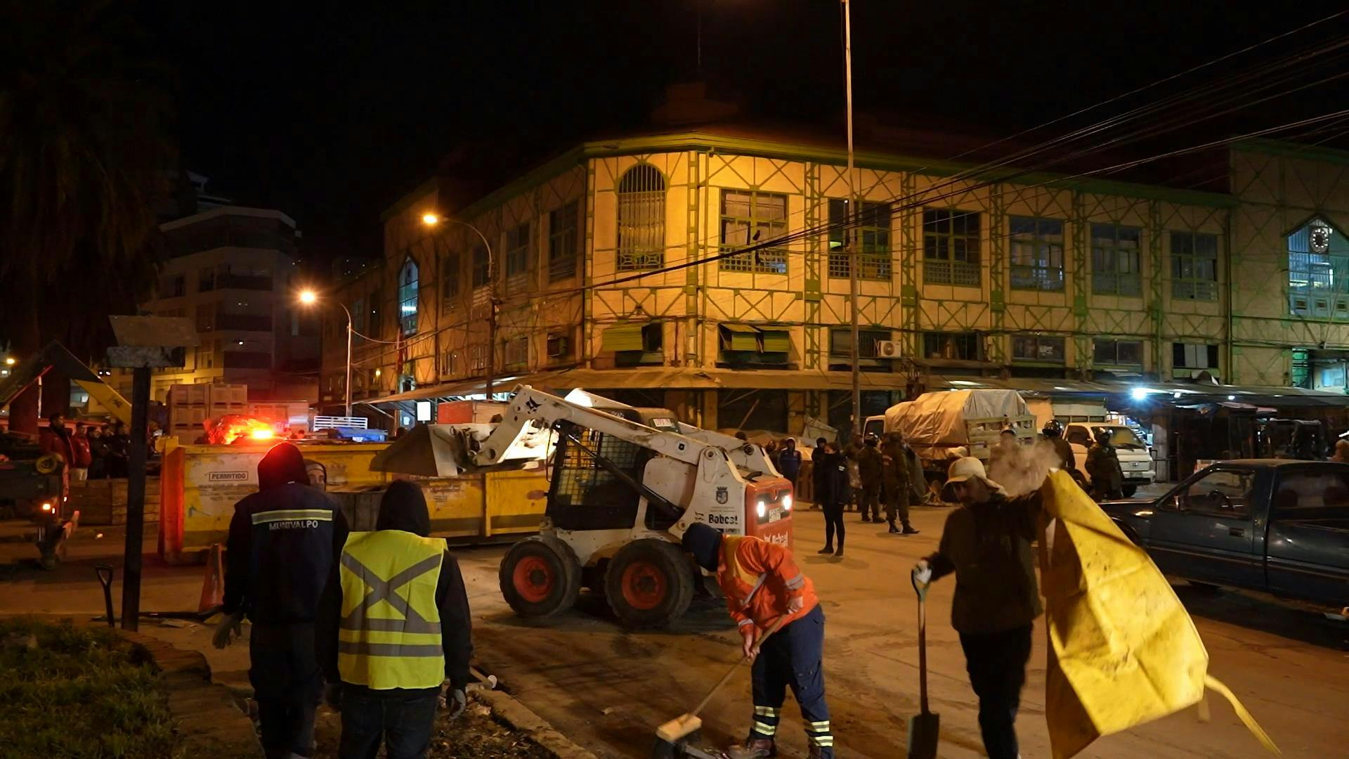 Realizan limpieza nocturna en cercanías del Mercado Cardonal