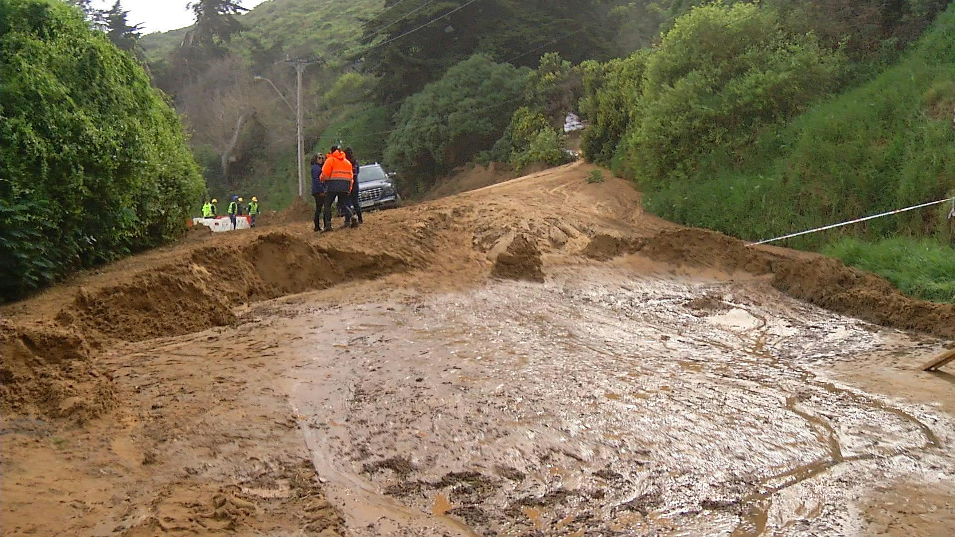 Derrumbe de duna en Viña del Mar mantiene corte de tránsito en ruta costera