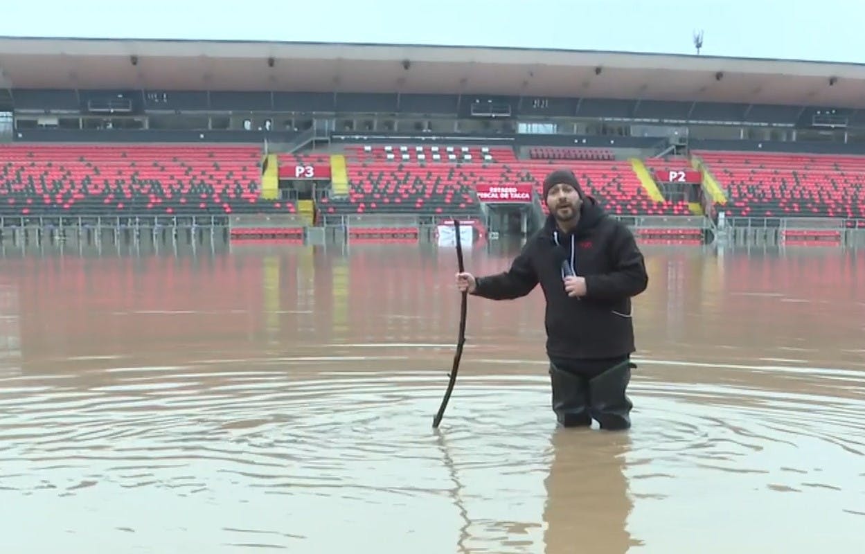 Impresionantes imágenes: Así está la cancha del Estadio Fiscal de Talca por temporal