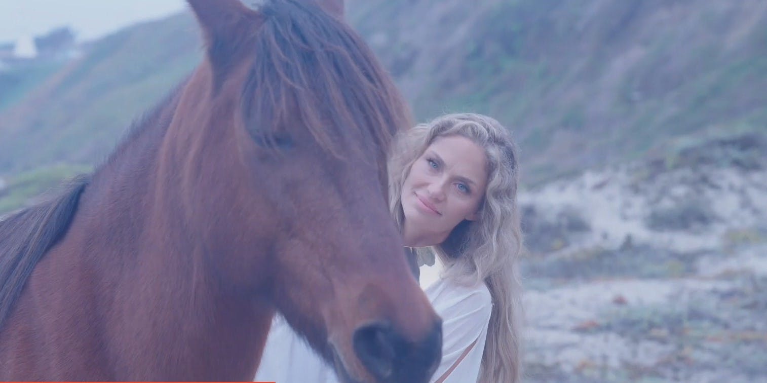 Kenita Larraín nos sorprende con su nueva canción Tu magia en mí