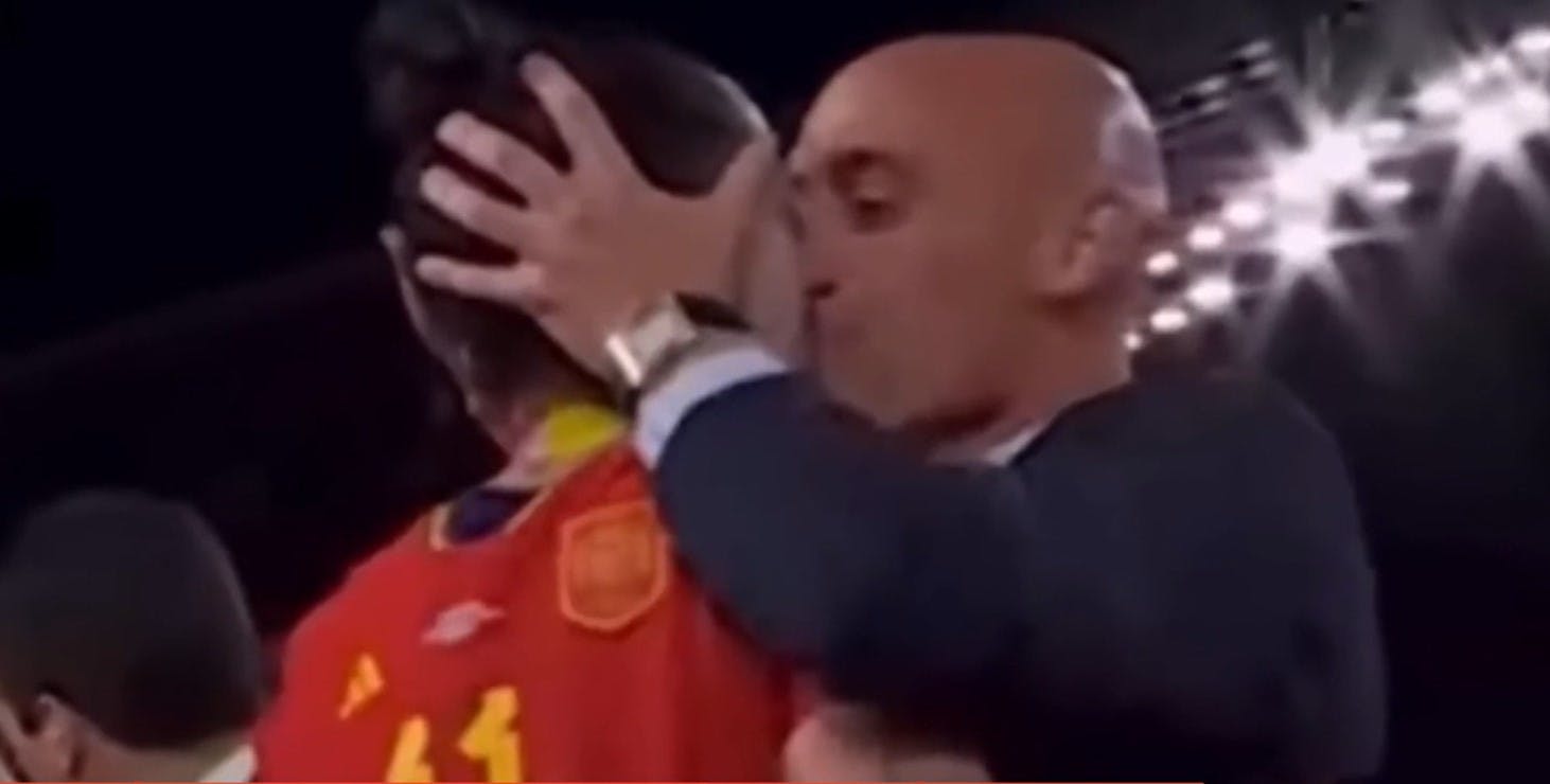 Un escándalo que opaca un triunfo histórico: Presidente del fútbol español niega renunciar tras beso a jugadora
