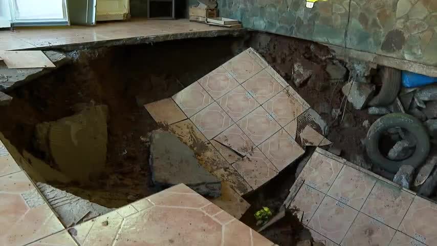 20 familias evacuadas por derrumbe