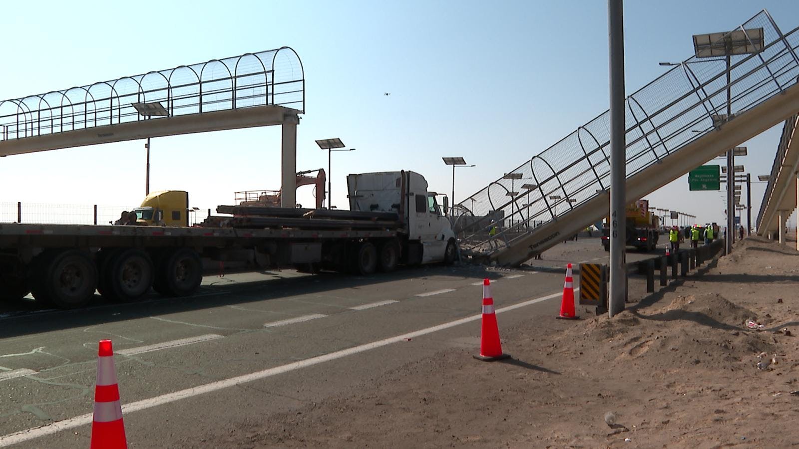 Camión destruye pasarela peatonal camino a Mejillones