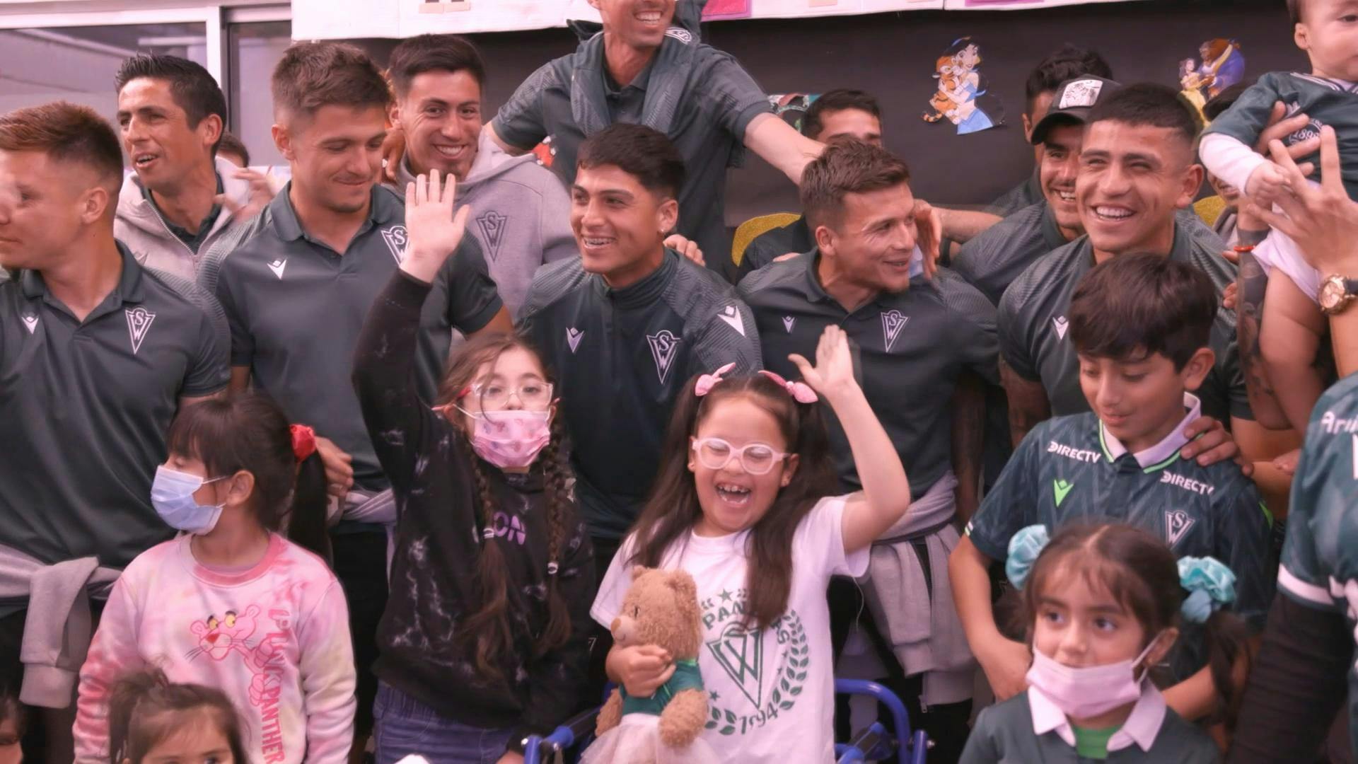 Plantel de Santiago Wanderers visita centro de Teletón de Valparaíso para incentivar el aporte a la campaña para este 10 y 11 de noviembre