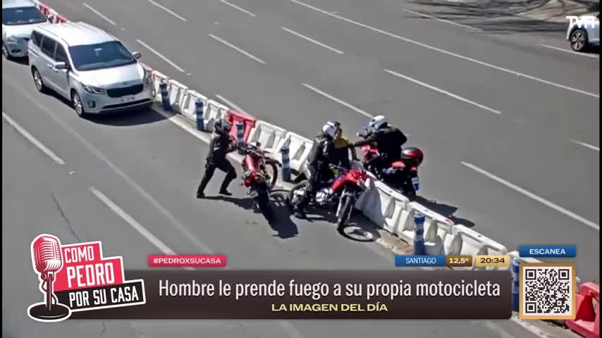 La imagen del día: hombre prende fuego a su moto y muerde a Carabinero