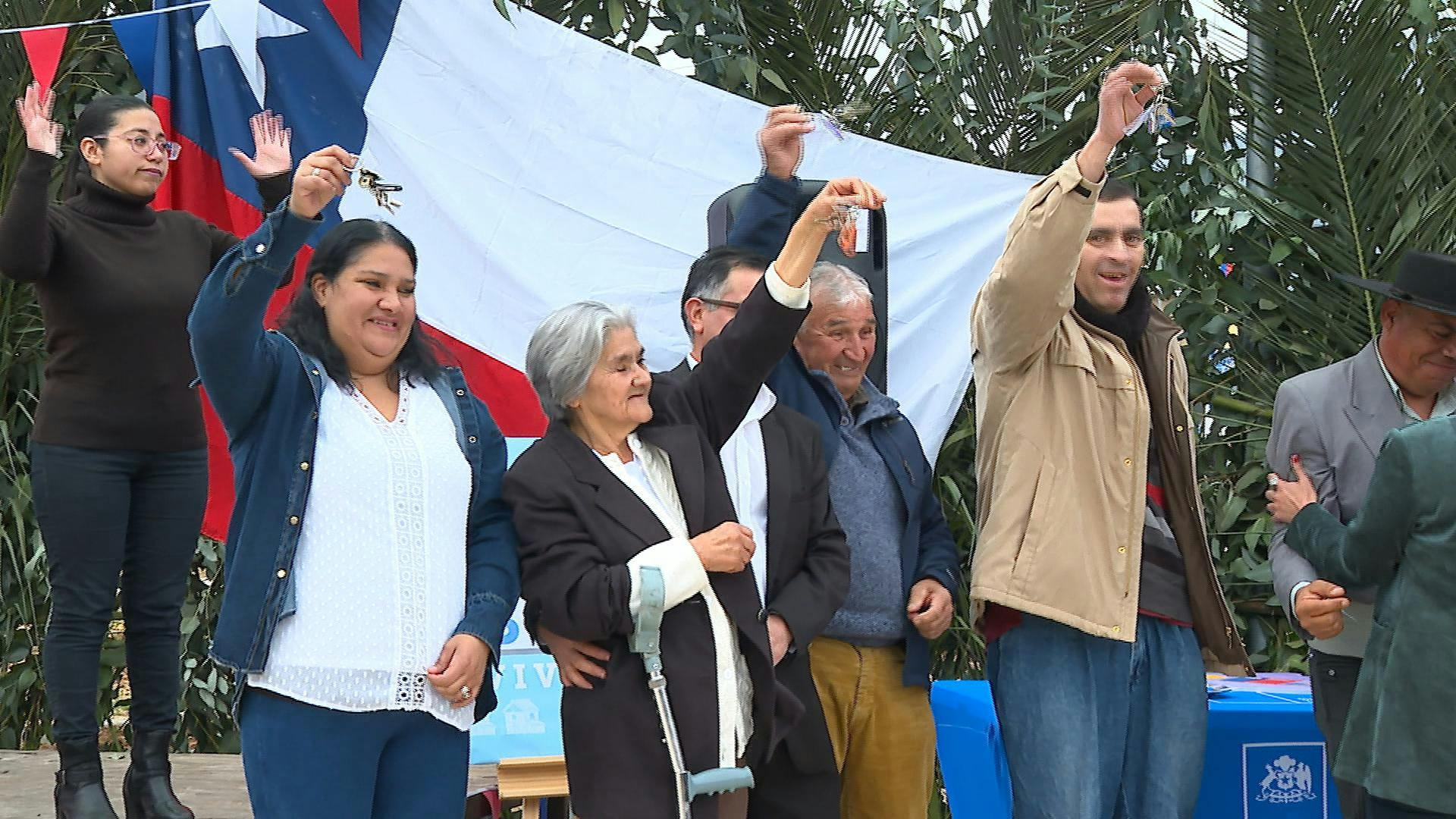 Vecinos de Olmué cumplieron el sueño de recibir las llaves de su casa propia