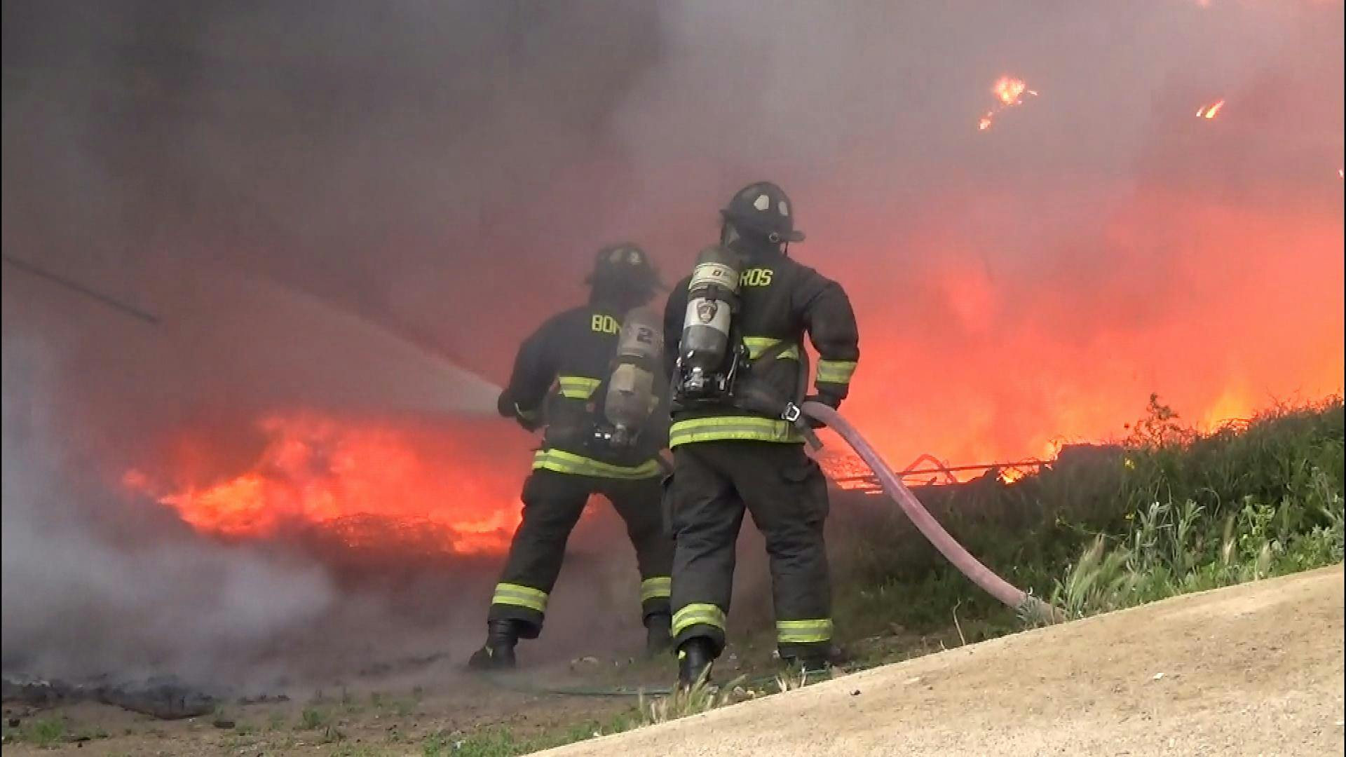 Investigan causas de incendio de ruco de personas en situación calle bajo el puente Quillota de Viña del Mar