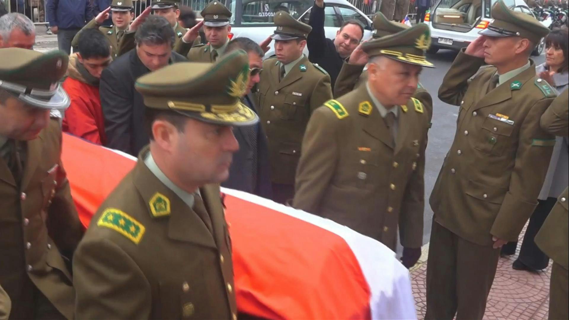 Masivo funeral de carabineros fallecidos en persecución policial