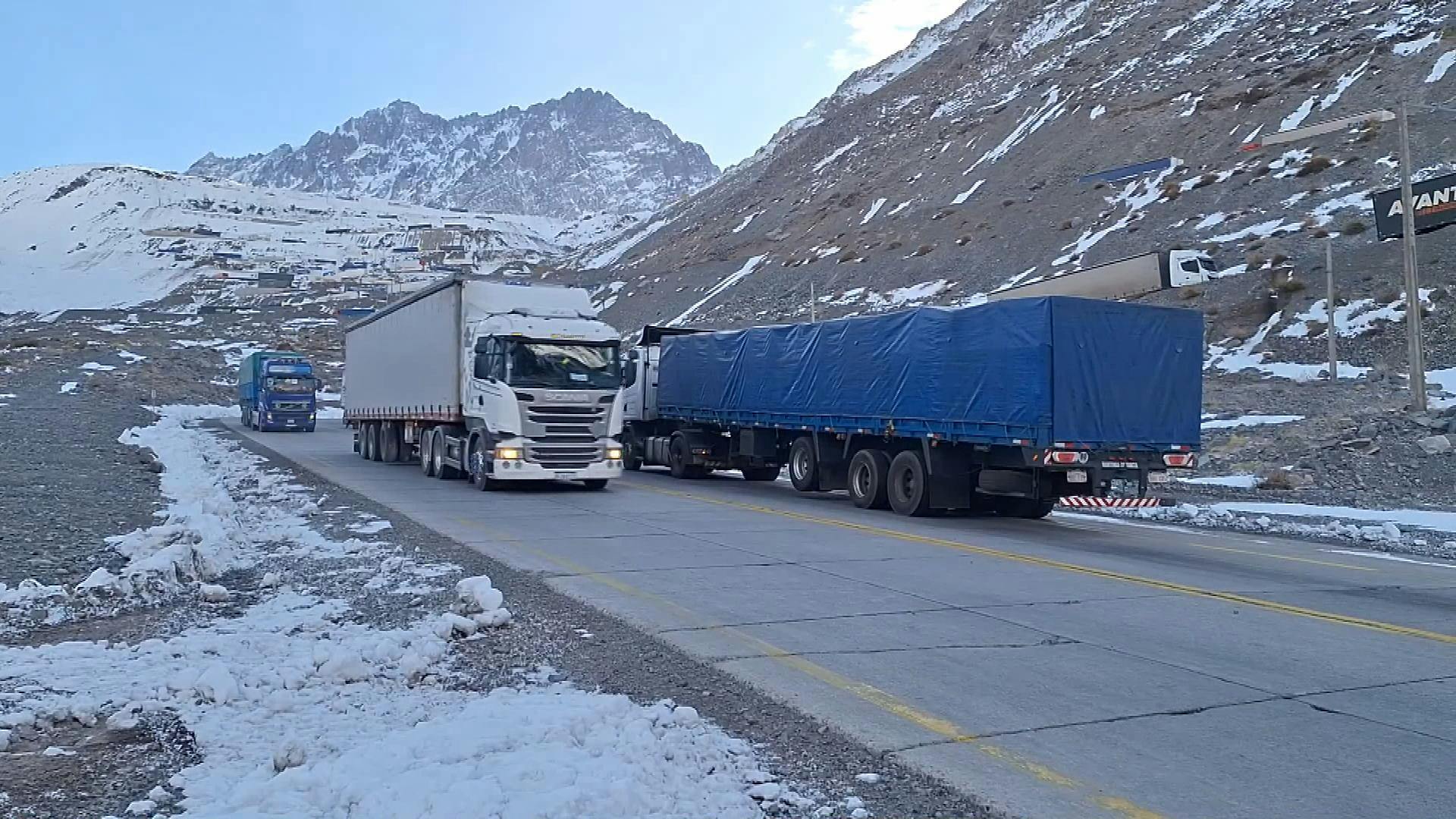 Camiones comenzaron a cruzar la cordillera tras la reapertura del Paso Los Libertadores