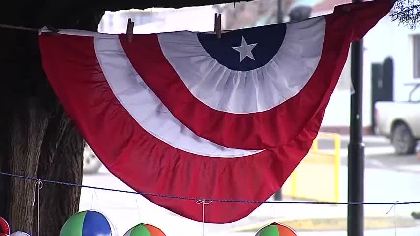 Inició la venta de banderas, remolinos y volantines