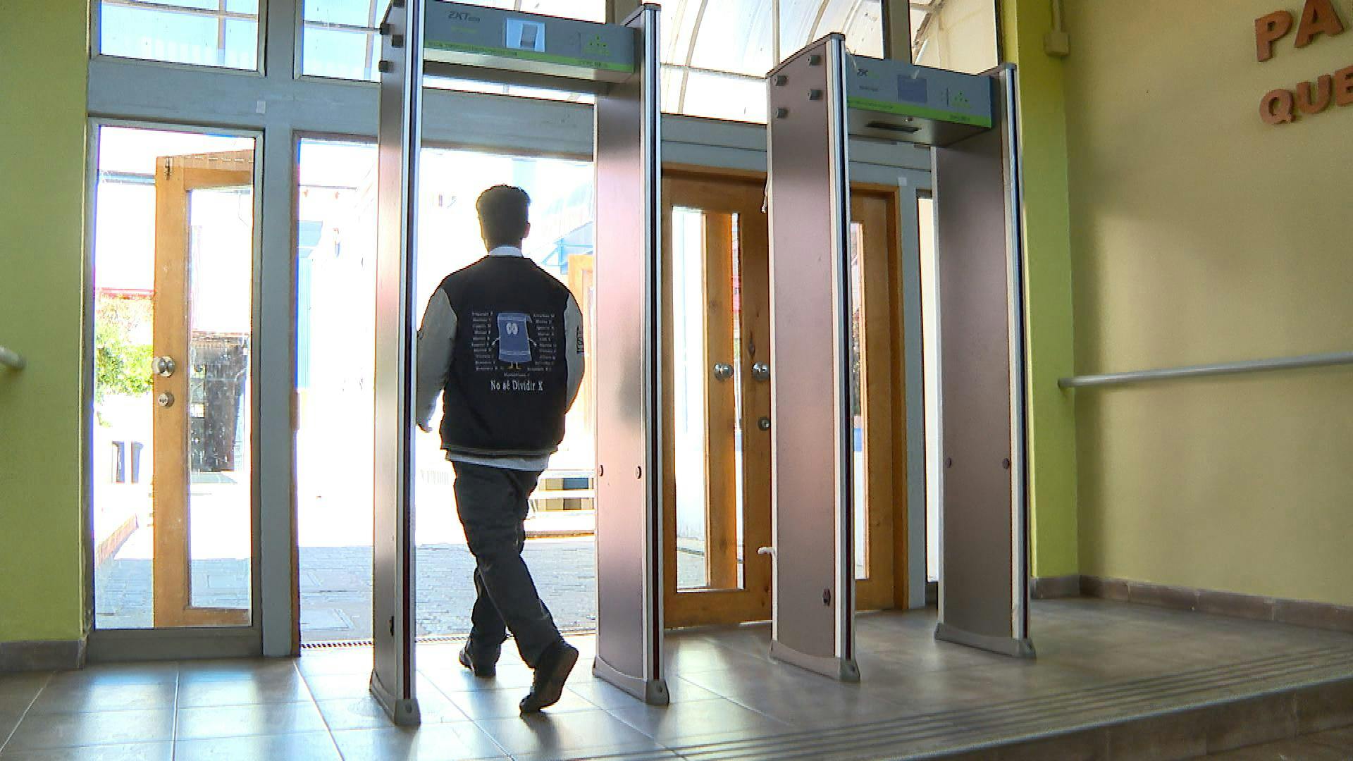 Multa impuesta a colegio porteño por instalar detectores de metales quedó sin efecto