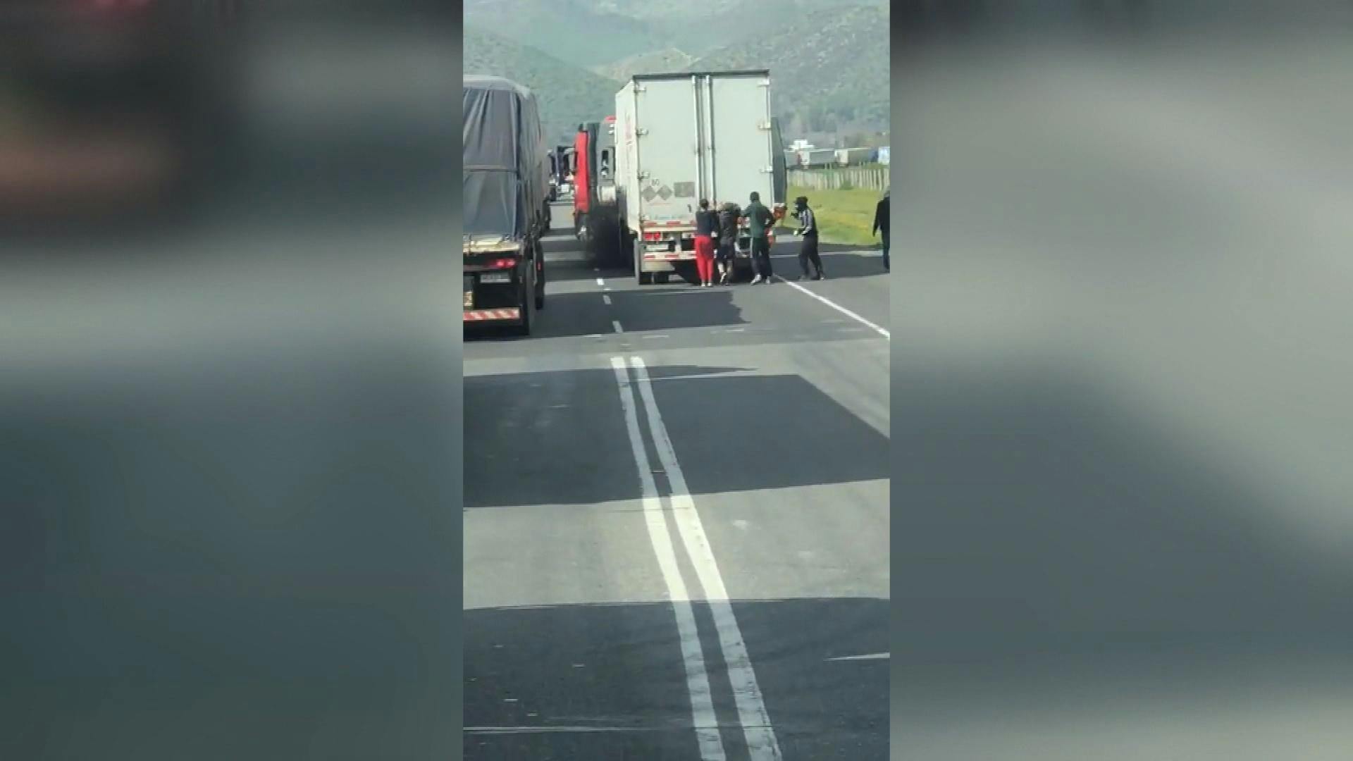 Delincuentes roban violentamente carga de camiones en Los Andes
