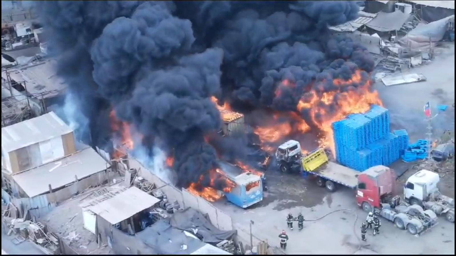 Investigan causas del incendio que destruyó un taller mecánico y una vivienda en el sector de la Chimba