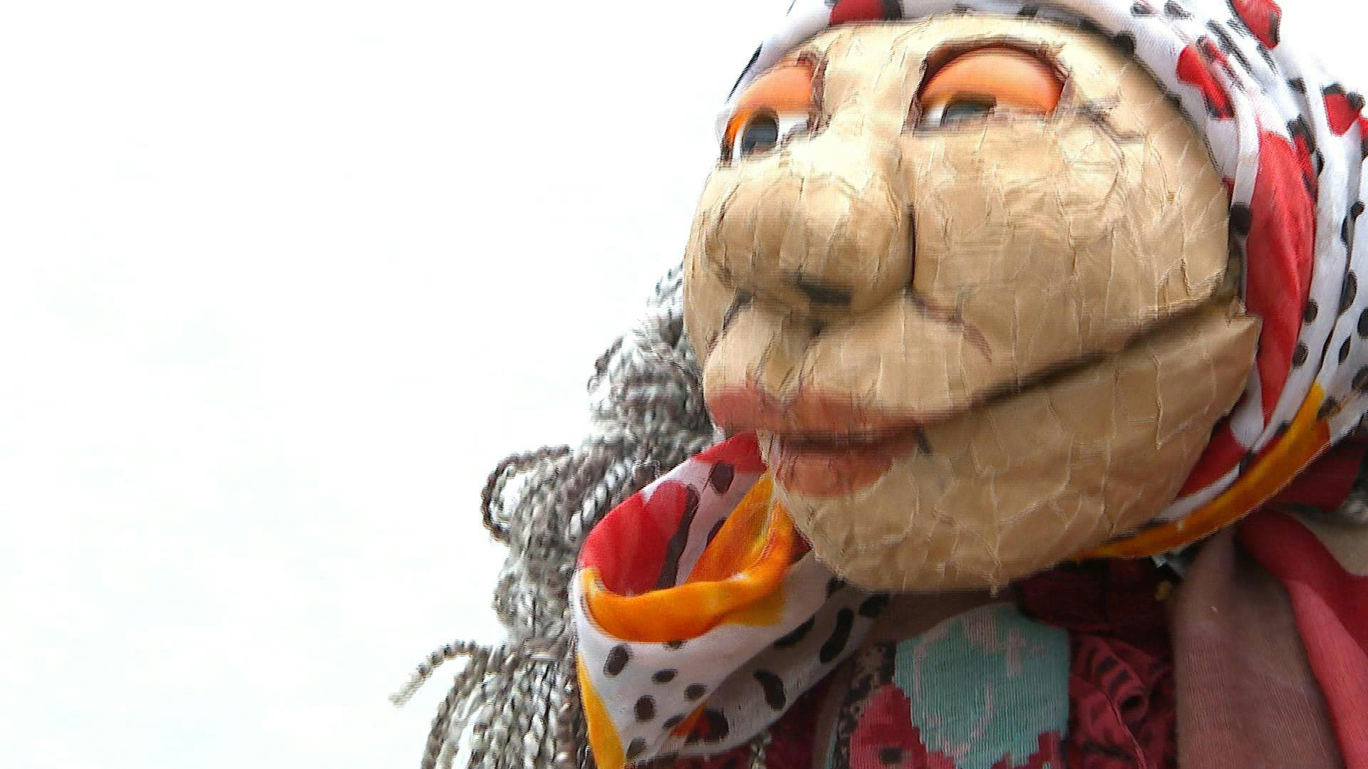 Abuela Olga encanta a grandes y a niños en las calles de Valparaíso