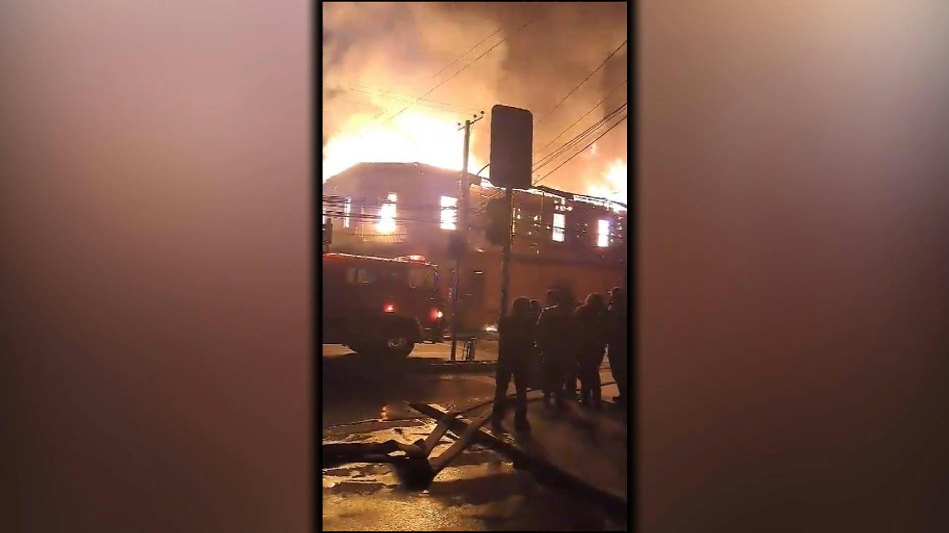 Voraz incendio destruye 20 locales comerciales en Limache