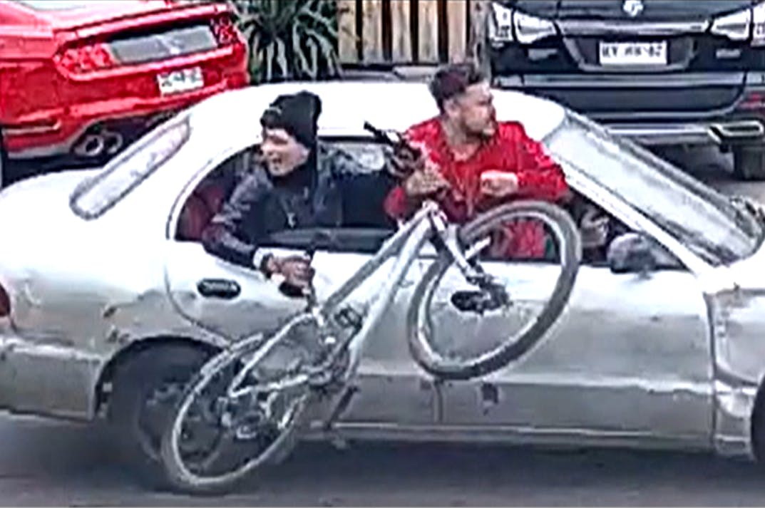 Me aprisionaron contra la cuneta