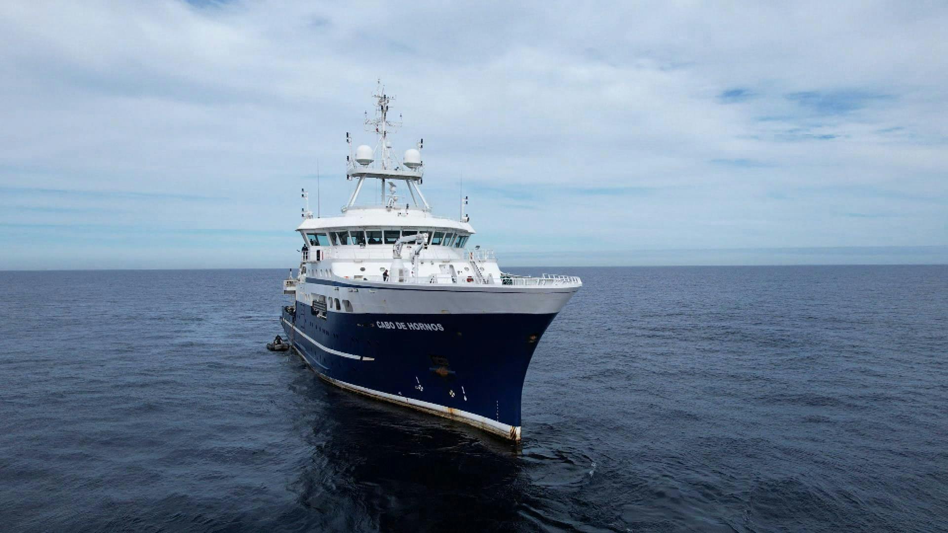 Buque Cabo de Hornos sale a explorar el mar en Juan Fernández