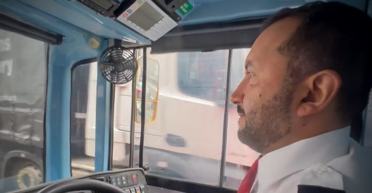 Alfredo Ruz Chávez, el chofer chileno que recorre las calles de Londres en su bus de dos pisos