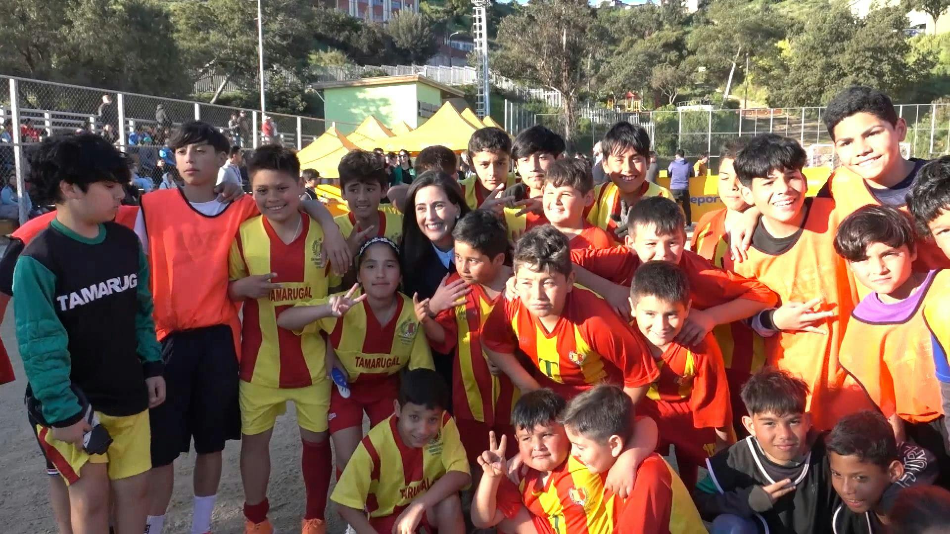 Niños de EL Olivar ahora cuentan con remozada cancha de fútbol