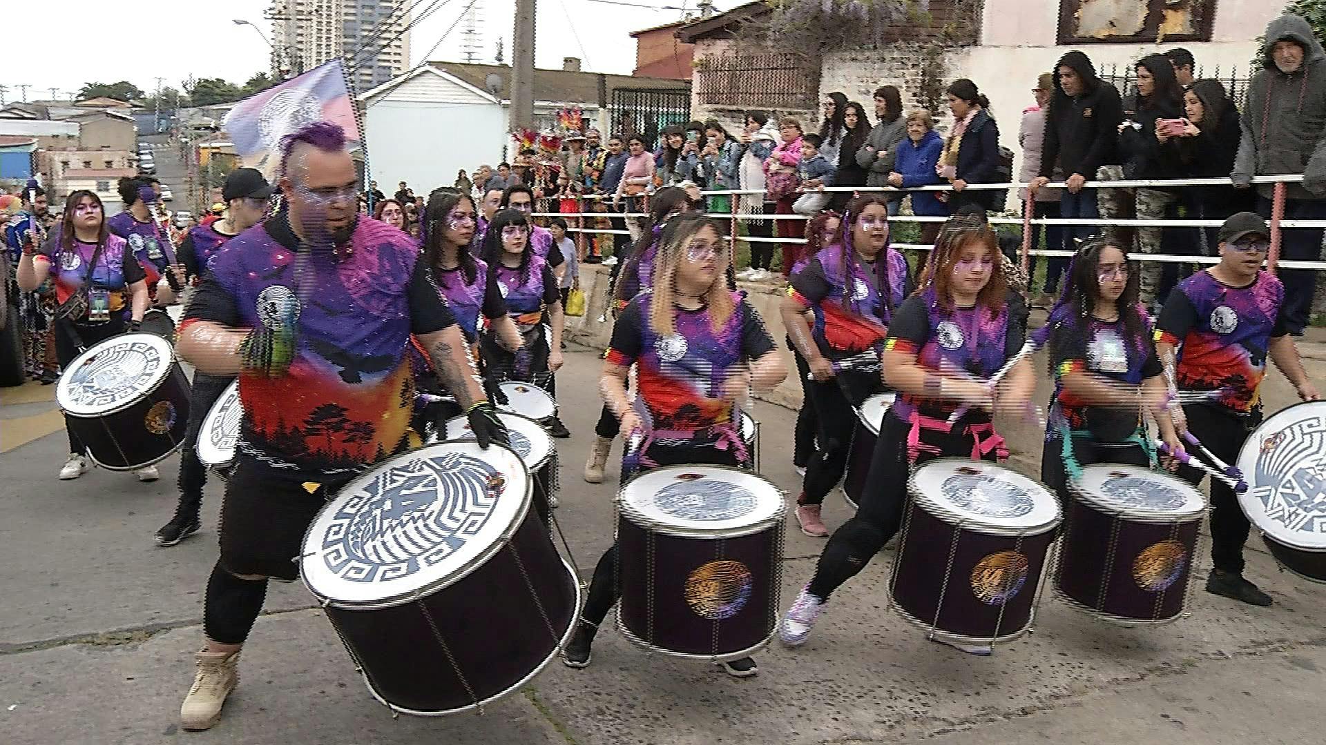 Valparaíso se llenó de  colores con carnaval de danzas y comparsas