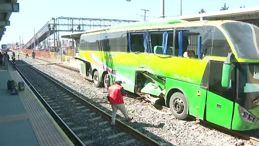 Accidente entre bus escolar y Biotren dejó cinco lesionados