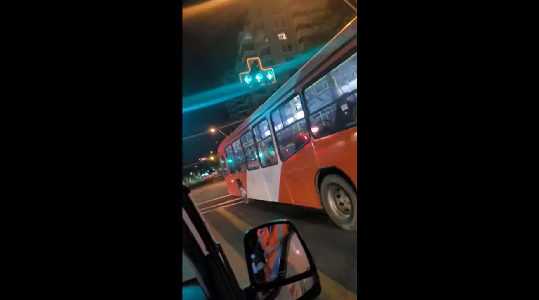 ¡Impresionantes registros! Conductor de bus drogado arrasó con postes, autos y semáforos