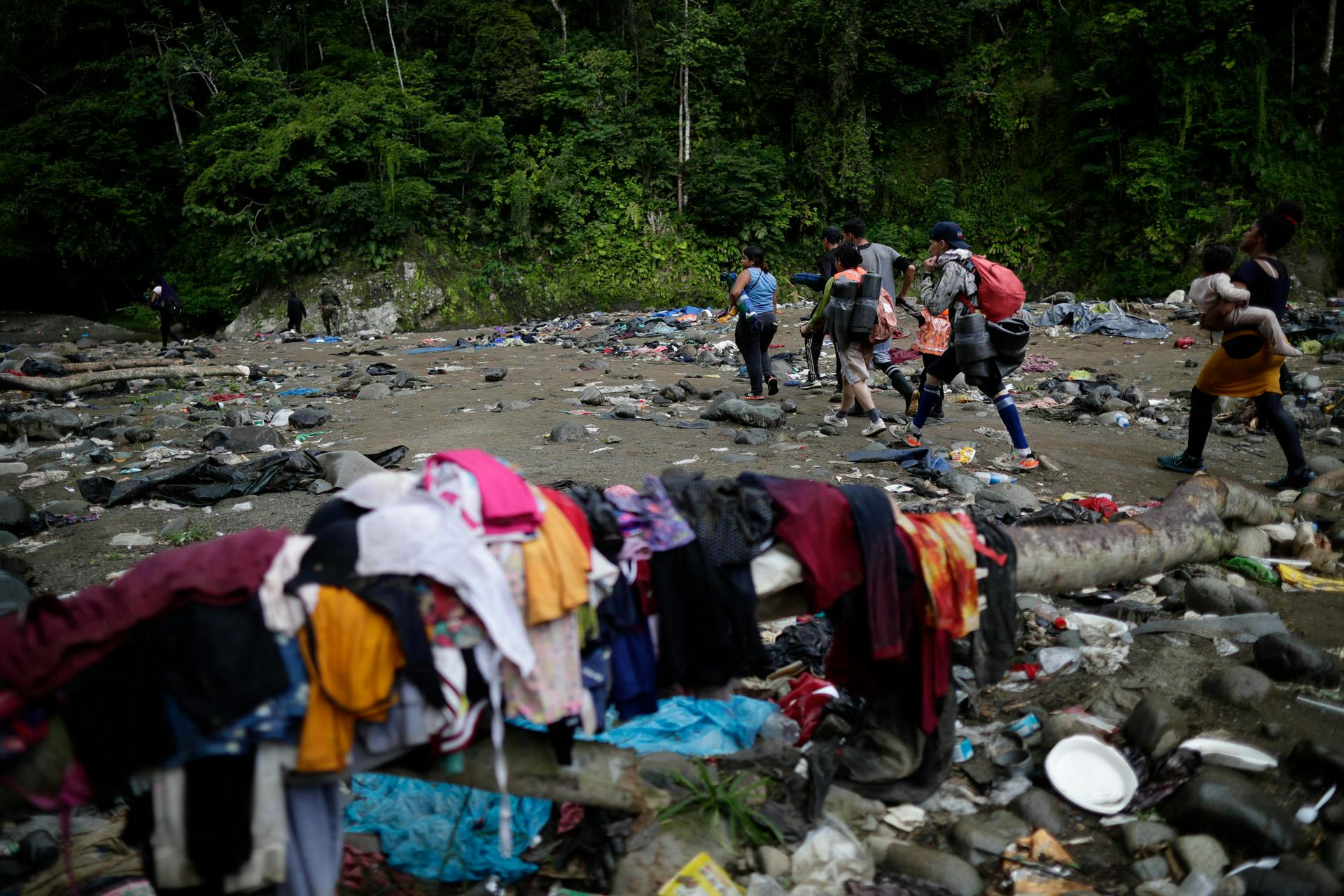 Biden aprueba nuevo muro en frontera ante migración: Es más un símbolo que una real barrera