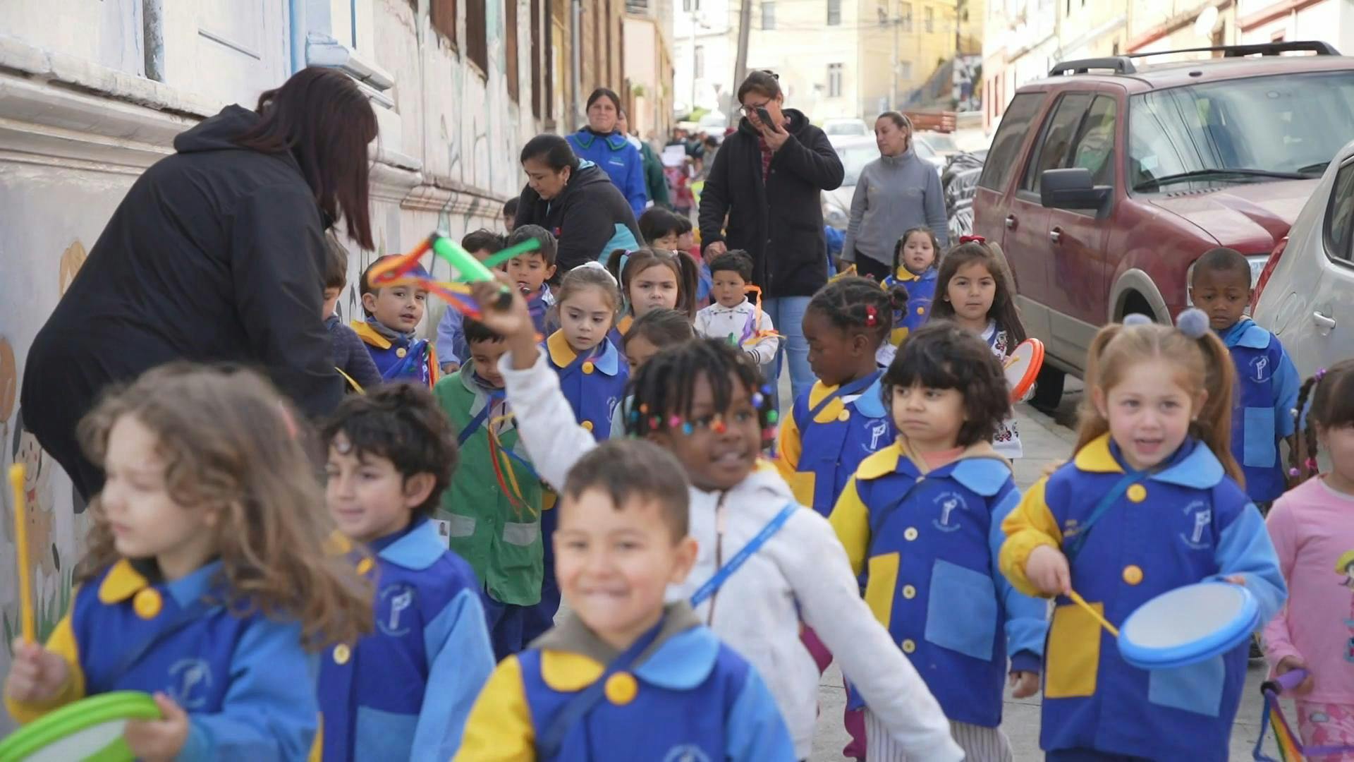 Niños y profesoras de jardín infantil del cerro merced recuperaron para su comunidad espacio utilizado como micro basural