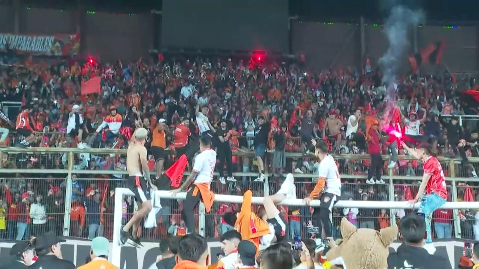 Multitudinario recibimiento a Cobreloa en Calama