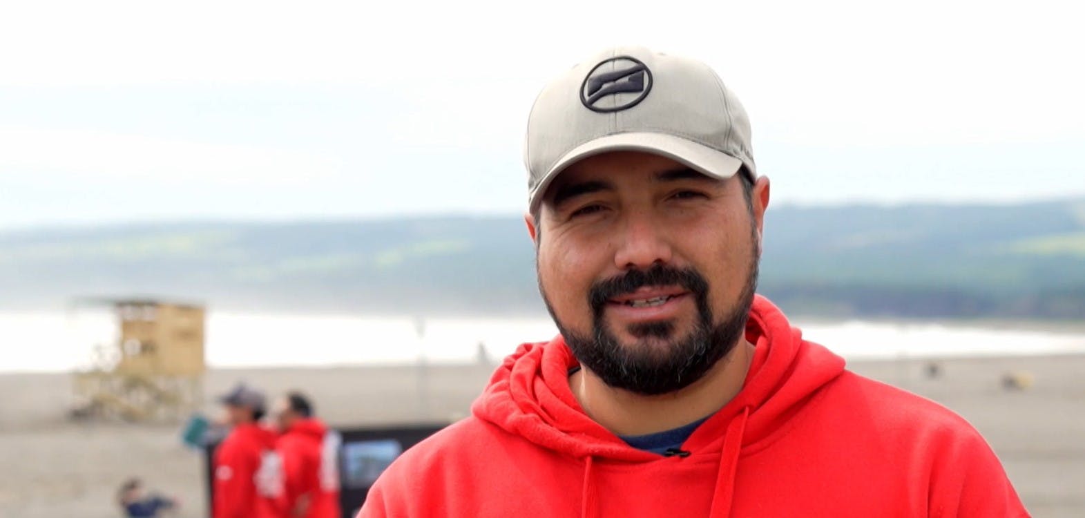 Camiseteados: Leonardo Marín y el valiente trabajo del Grupo de Rescate Acuático de Pichilemu