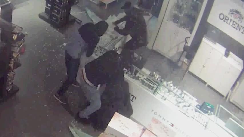 Desbaratan banda que ofrendaba relojes robados en mausoleo