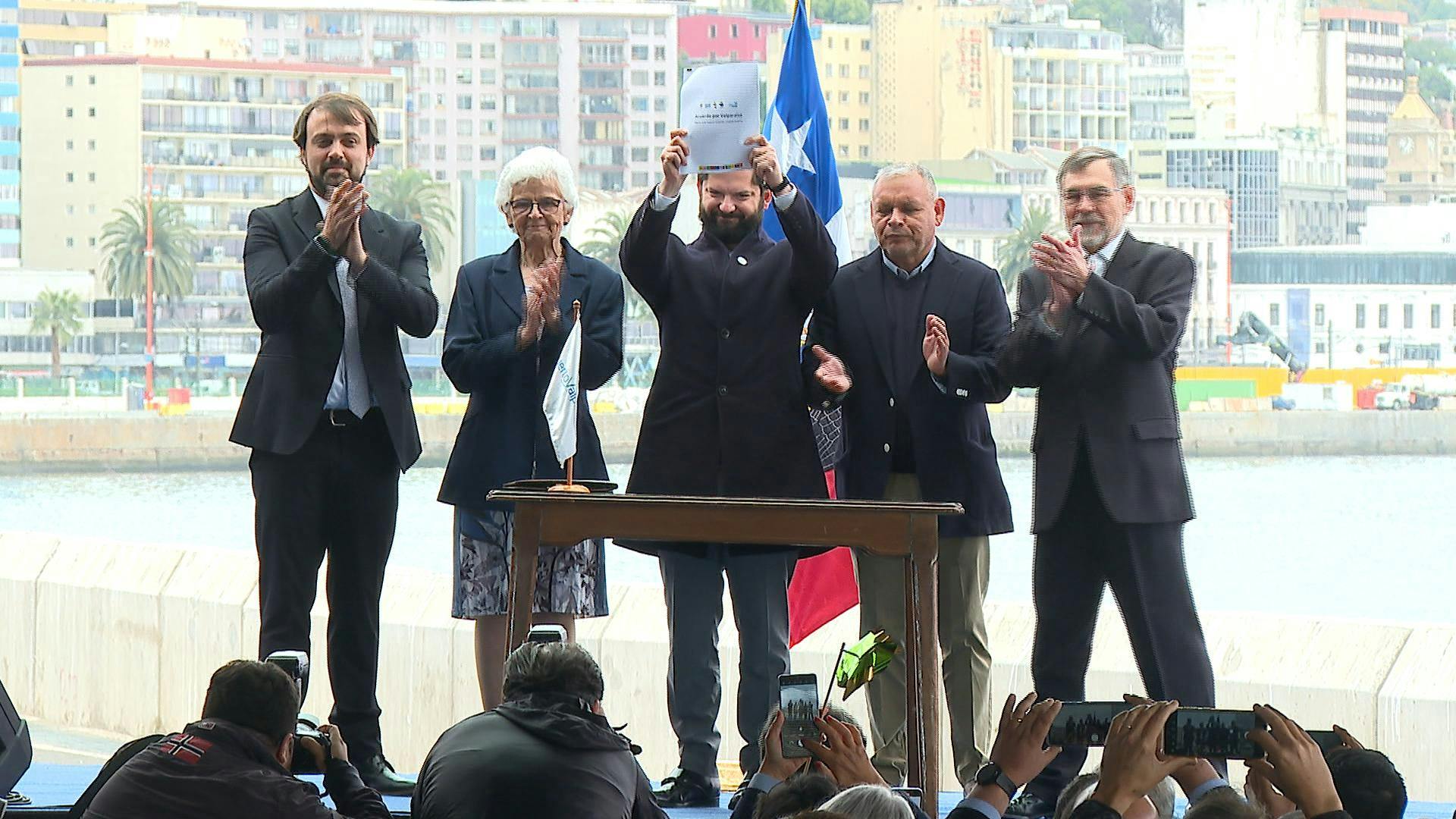 Presidente Boric, Gobernador y alcalde porteño participan en firma de Acuerdo por Valparaíso