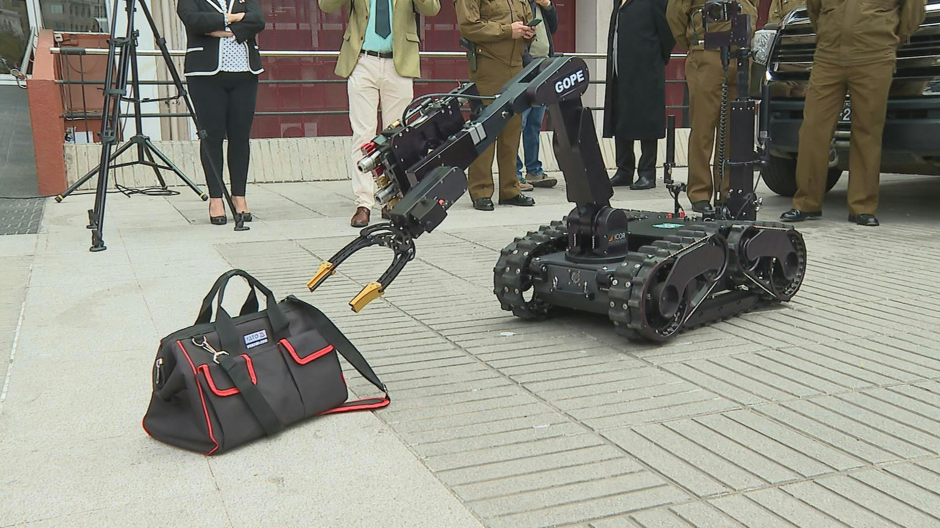 Moderno robot antibombas recibió Carabineros para el combate a la delincuencia