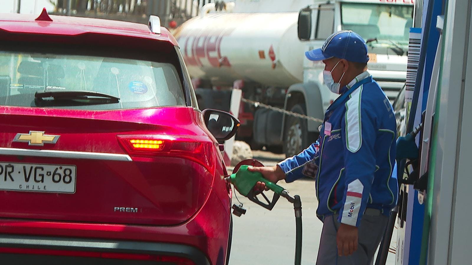 Bencina de 93 octanos subió 16 pesos