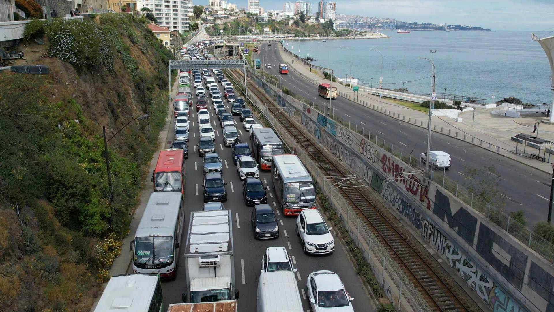 Alta congestión vehicular ante cortes de tránsito por la triatlón en Viña del Mar
