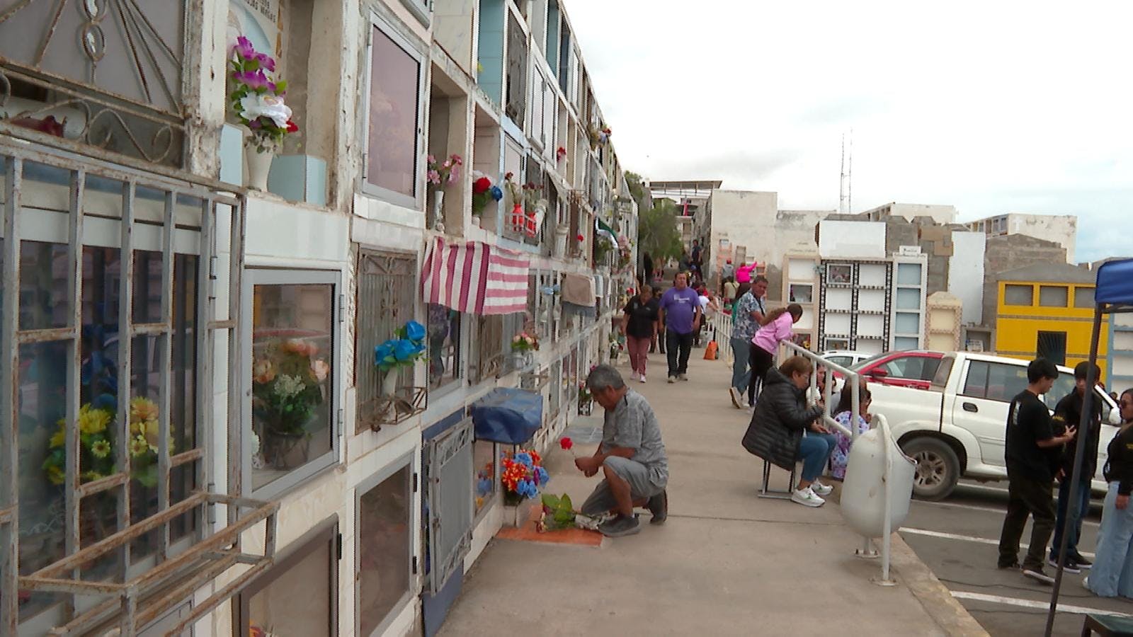 Cientos de familias acudieron hasta el cementerio general este primero de noviembre
