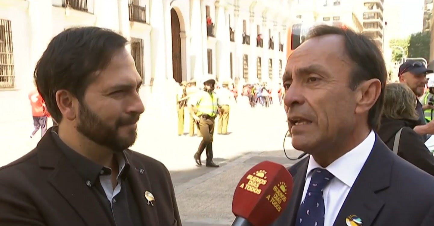 Ministro Pizarro al entregar la medalla de plata a su hijo: La emoción gana porque son momentos intensos