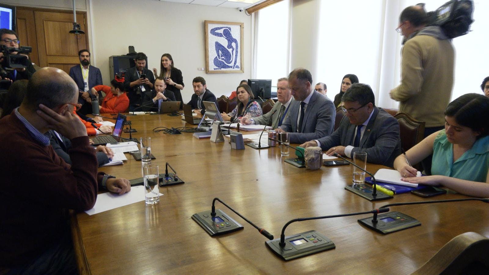 Contralor general expone ante la comisión parlamentaria que ve caso convenios 