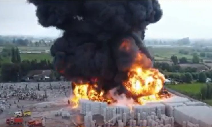 ¡Último minuto!: Gran incendio en zona industrial de Teno