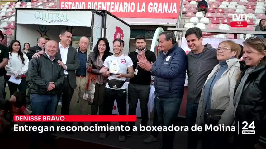 Entregan reconocimiento a boxeadora de Molina