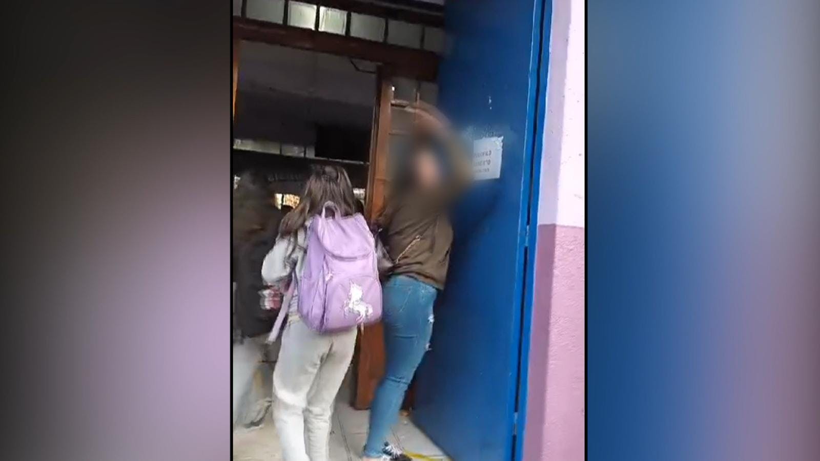 Apoderados presentan denuncias en a PDI por acoso sexual contra un profesor de un colegio 