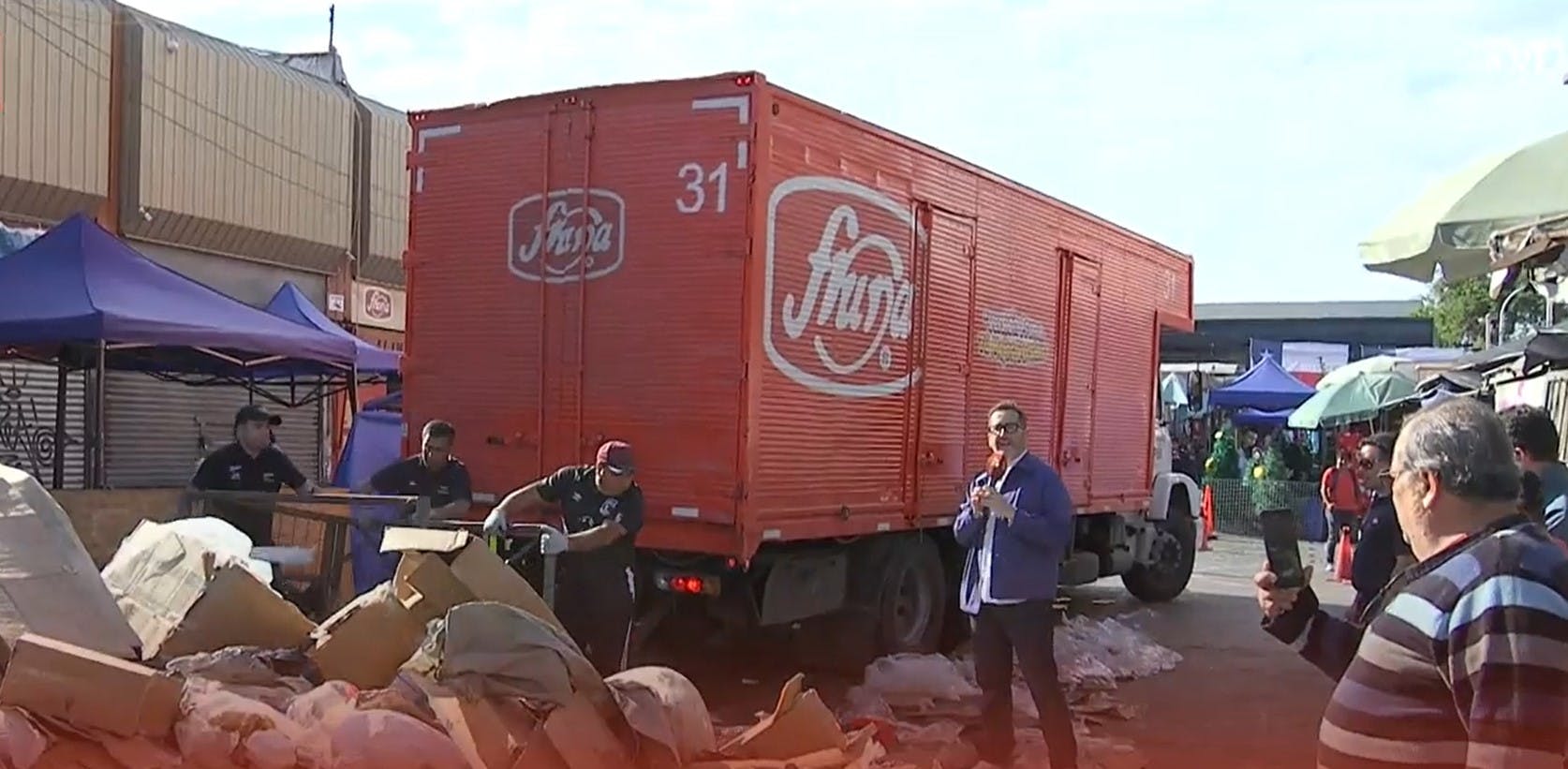 Impresentable: Camión con alimentos se encarga de remover basura en Barrio Meiggs