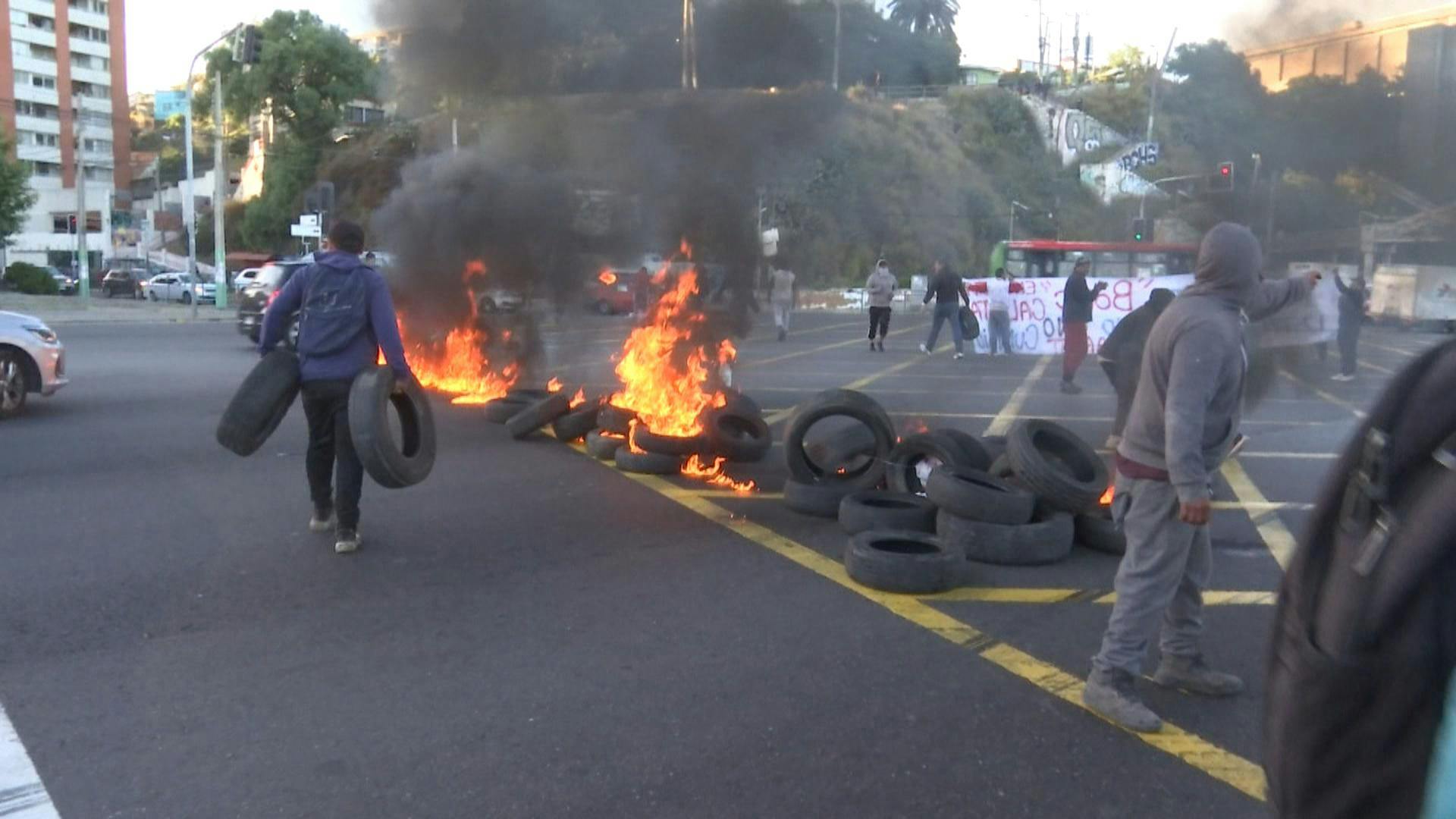 Caos vial en Avenida España por barricadas de pescadores artesanales en Valparaíso